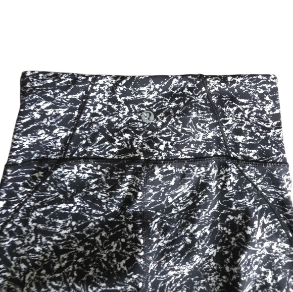 Lululemon Deep Breath Crop (21" ) Iced Wave White Black / Black Size 2 - Picture 6 of 15